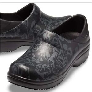 Crocs Women’s Size 7 Neria Pro Metallic Floral- Like NEW